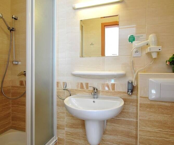 استودیوی استاندارد, La Siesta & Medical Spa