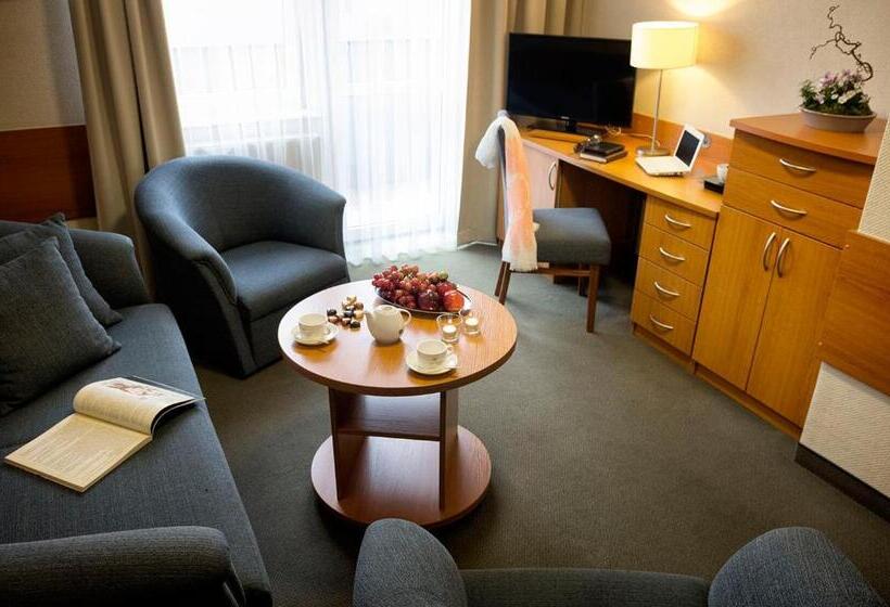 استودیوی استاندارد, La Siesta & Medical Spa