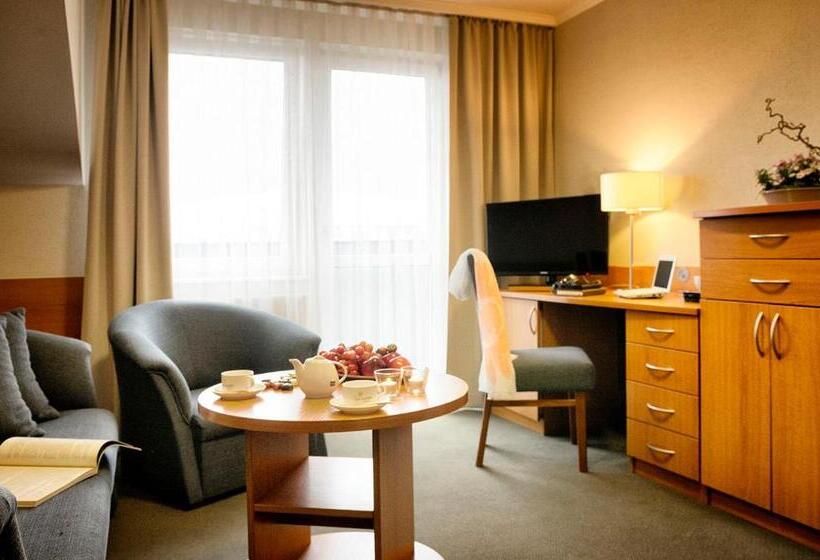 استودیوی استاندارد, La Siesta & Medical Spa