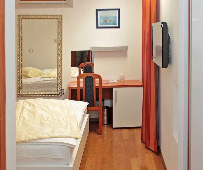 Quarto Estandar Individual, Monika