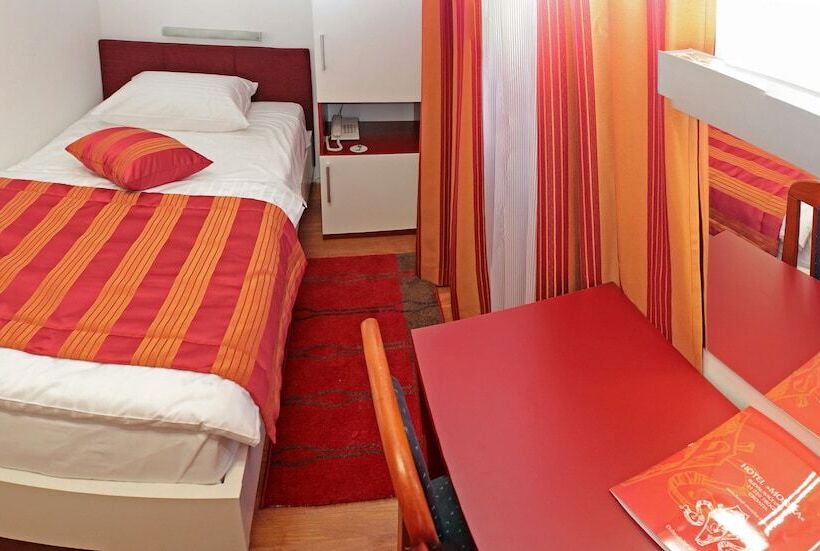 Quarto Estandar Individual, Monika