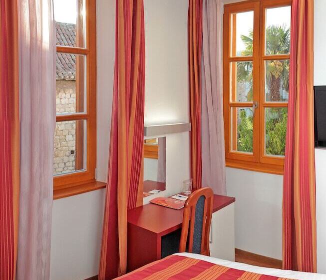 Quarto Estandar Individual, Monika