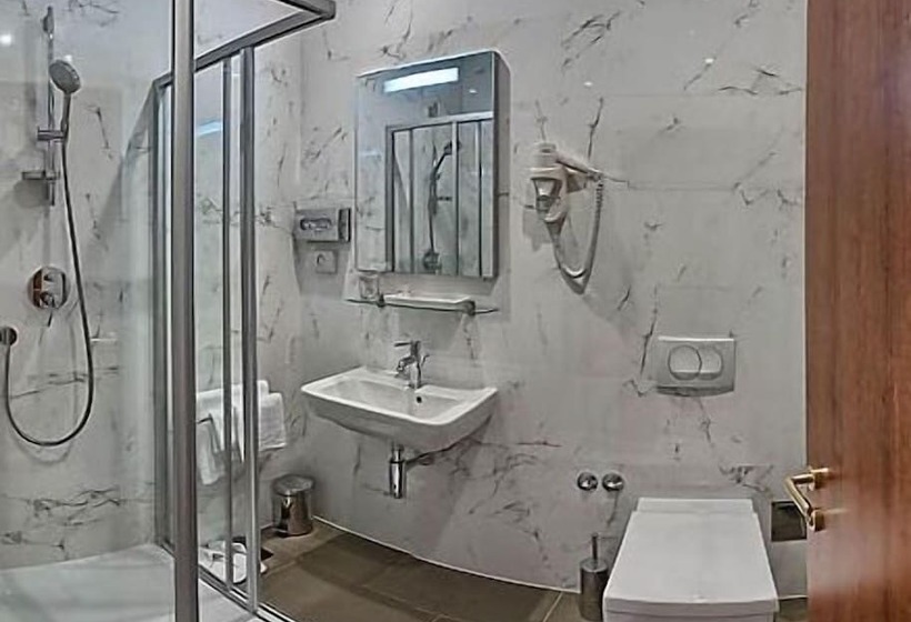 Quarto Estandar Individual, Monika