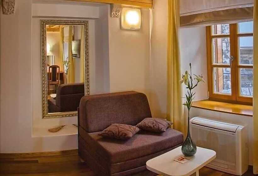 Quarto Superior, Monika