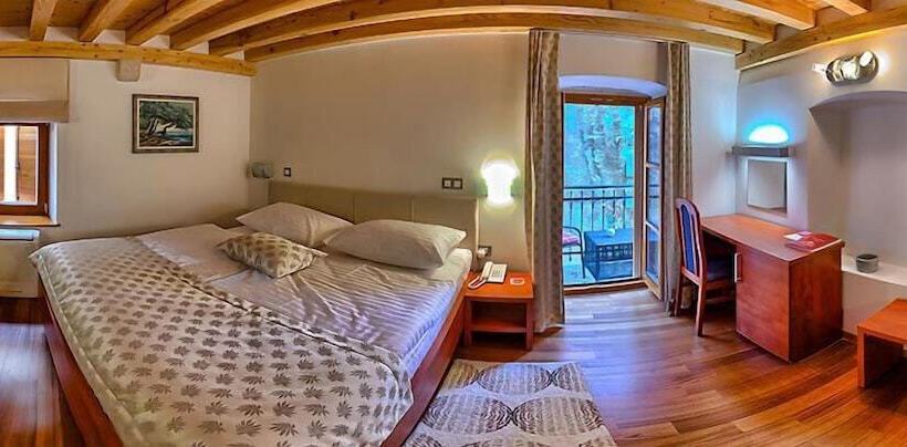 Quarto Superior, Monika