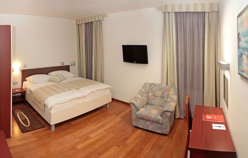 Quarto Superior, Monika