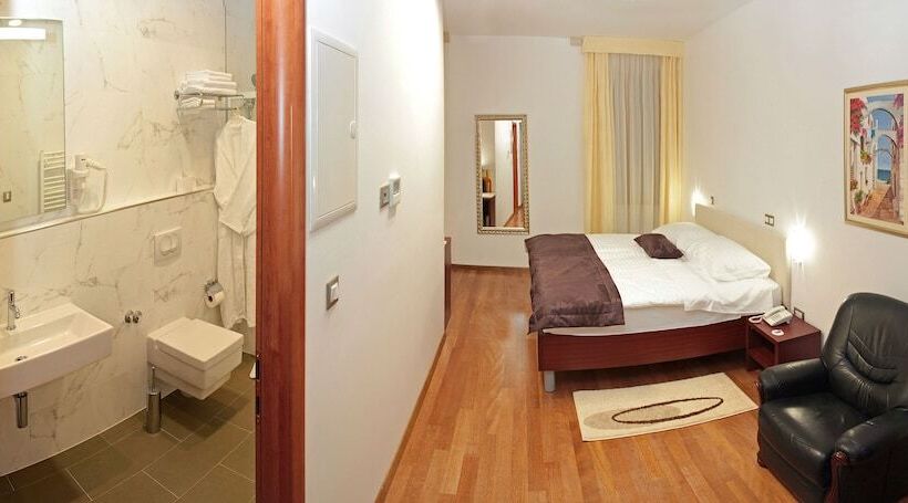 Quarto Superior, Monika