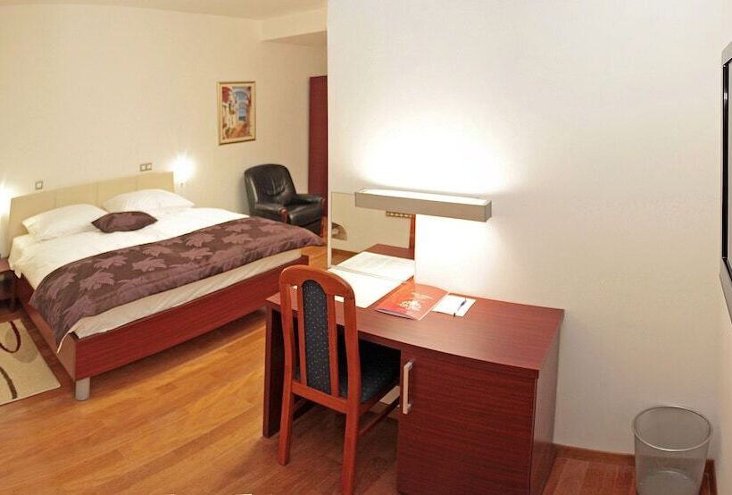 Quarto Superior, Monika