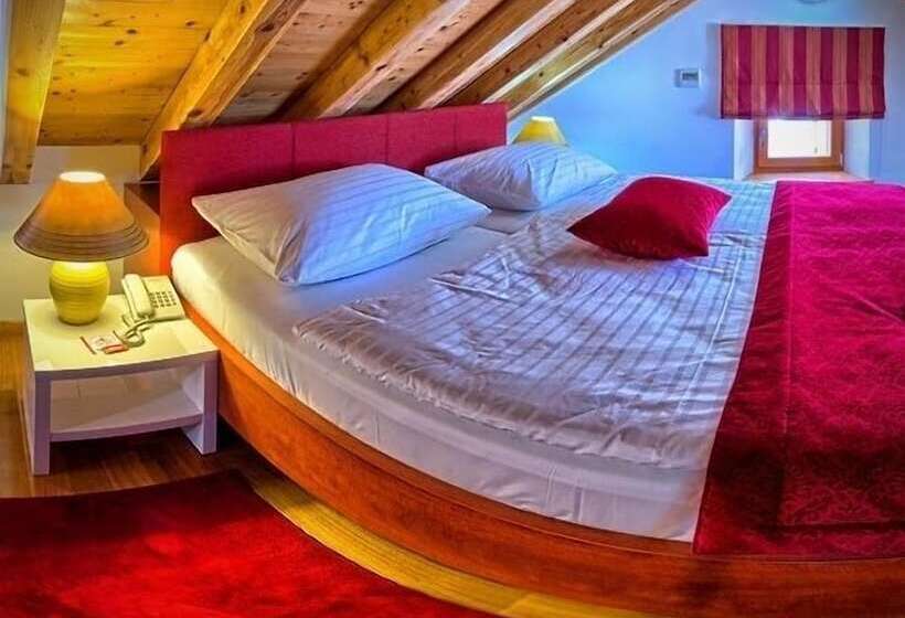 Suíte Familiar, Monika