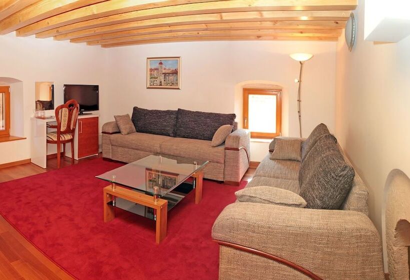 Family Suite, Monika