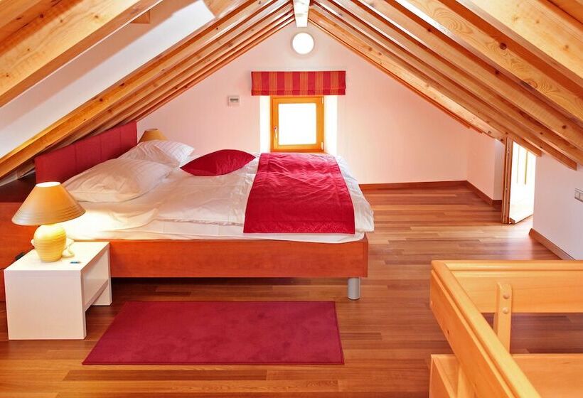 Suíte Familiar, Monika