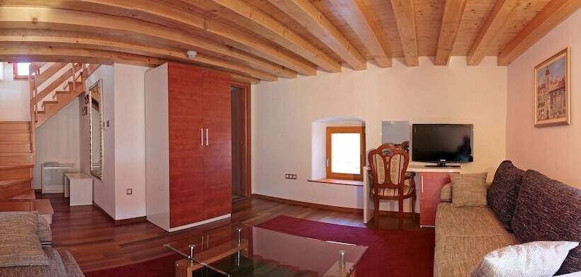 Suíte Familiar, Monika