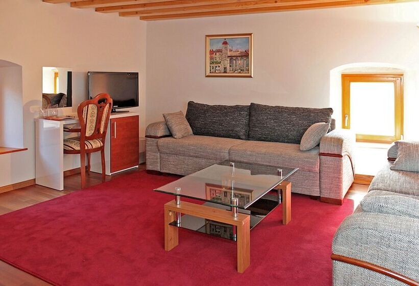 Family Suite, Monika