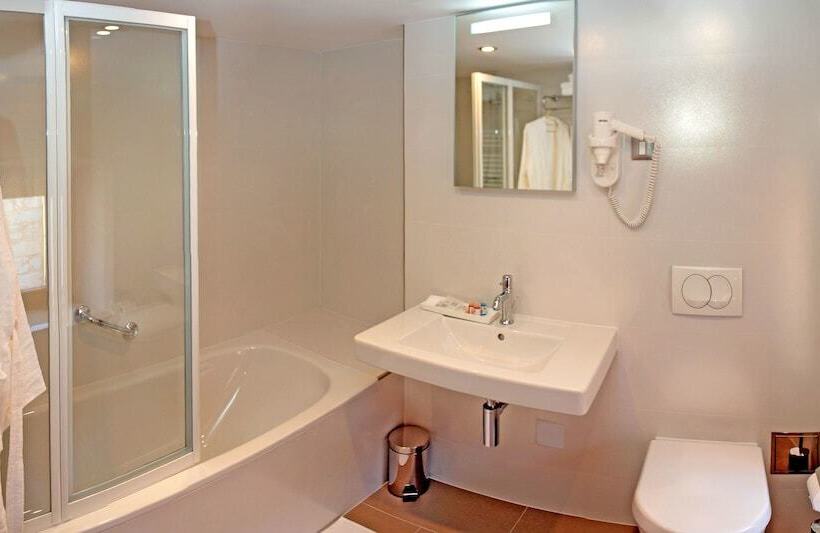 Suíte Familiar, Monika