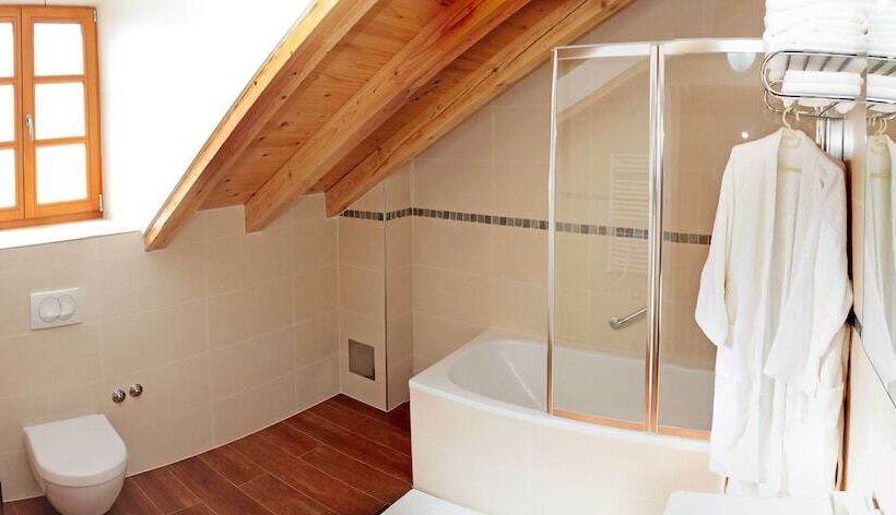 Suíte Deluxe, Monika