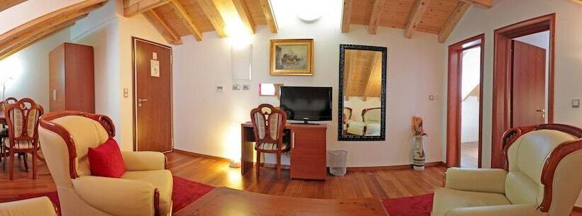 Suíte Deluxe, Monika