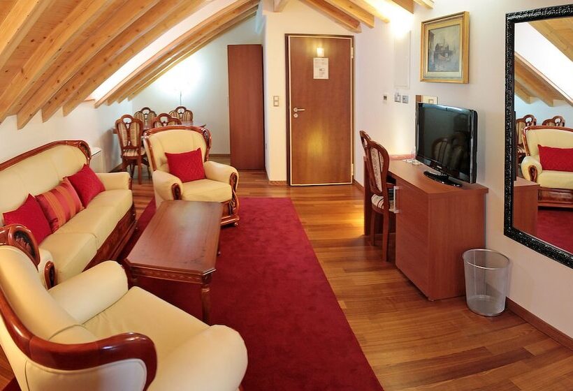 Suíte Deluxe, Monika