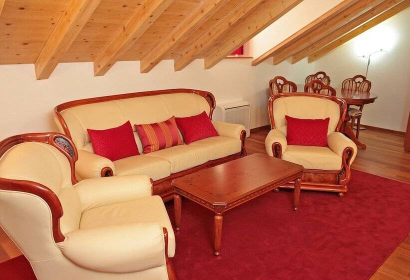 Suíte Deluxe, Monika