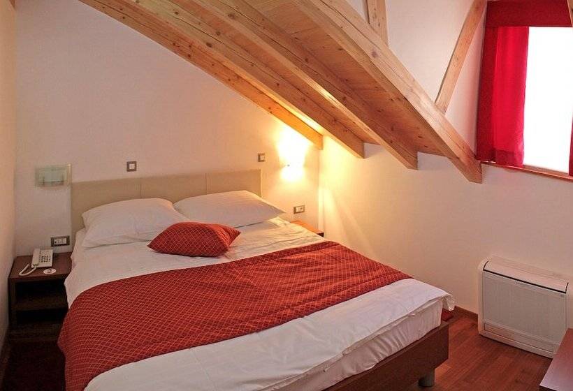 Suíte Deluxe, Monika