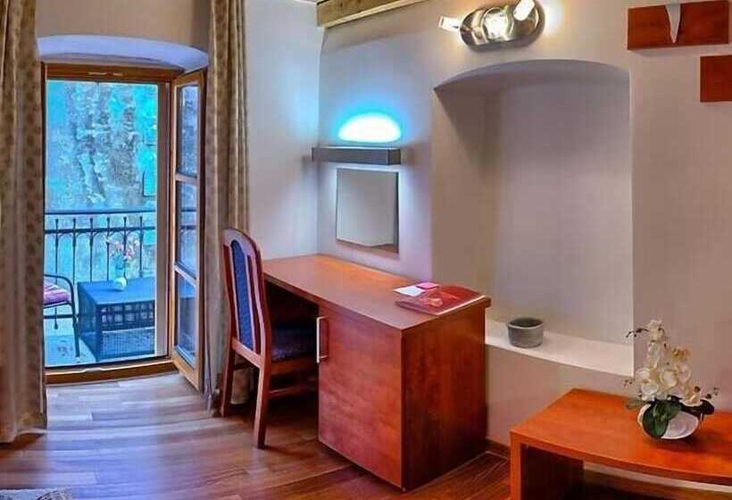 Quarto Superior, Monika