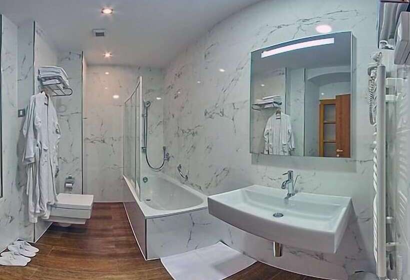 Quarto Superior, Monika