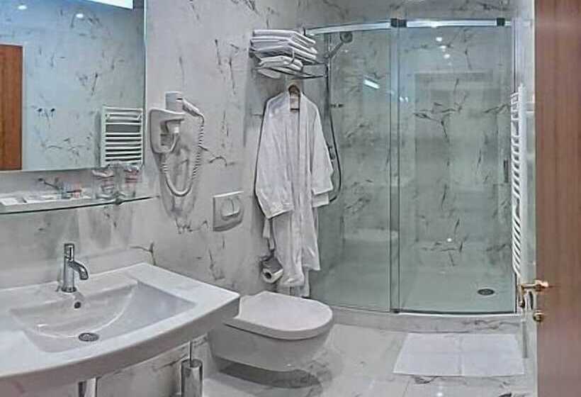 Quarto Superior, Monika