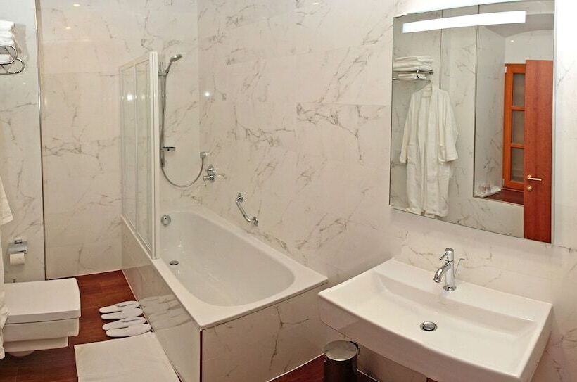 Quarto Superior, Monika