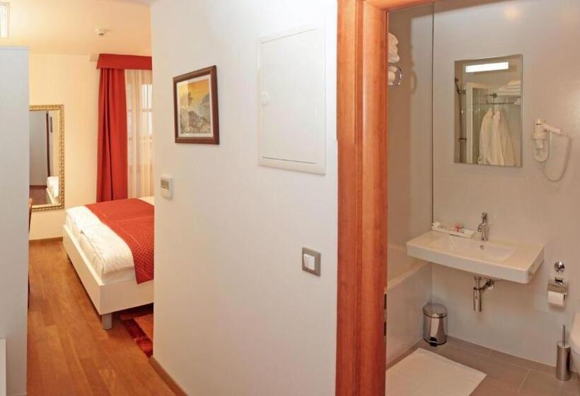 Quarto Comfort, Monika