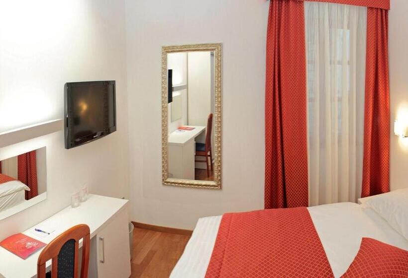 Quarto Comfort, Monika