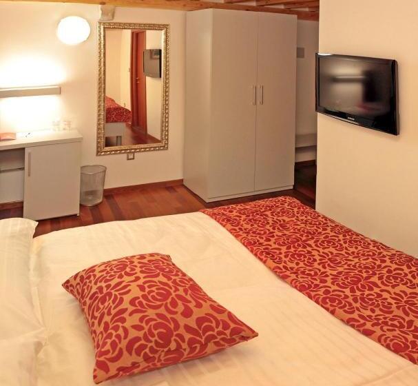 Quarto Comfort, Monika