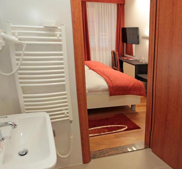 Quarto Comfort, Monika