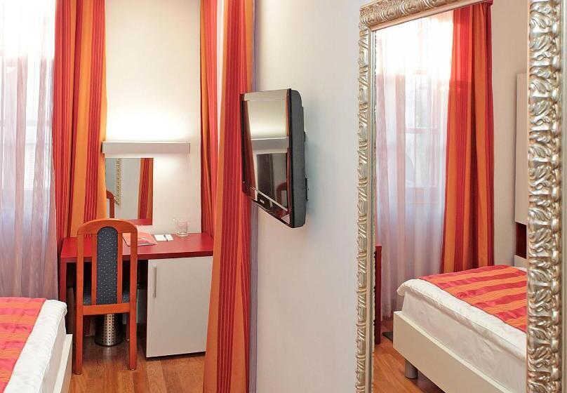 Quarto Estandar Individual, Monika