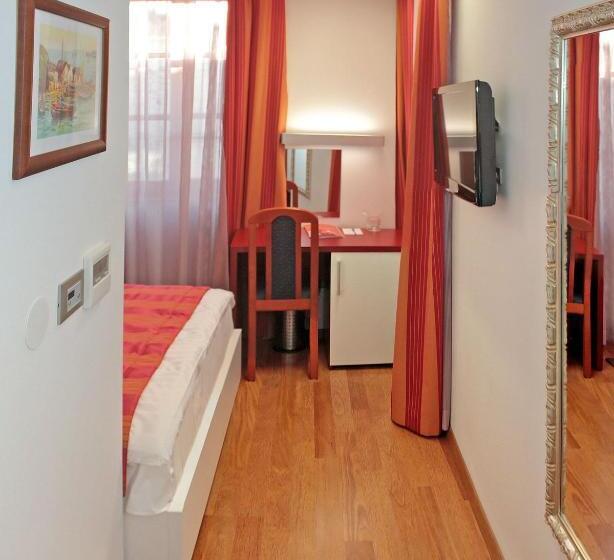 Quarto Estandar Individual, Monika