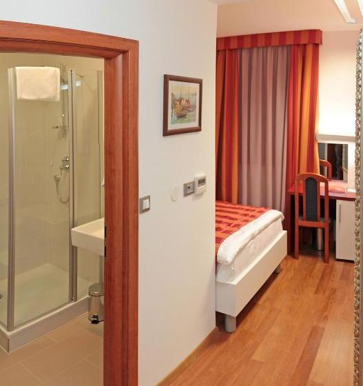 Quarto Estandar Individual, Monika