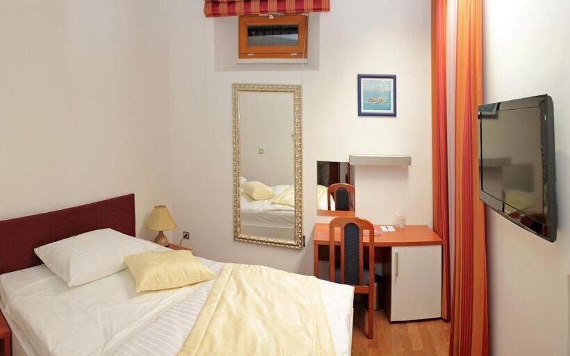 Quarto Estandar Individual, Monika