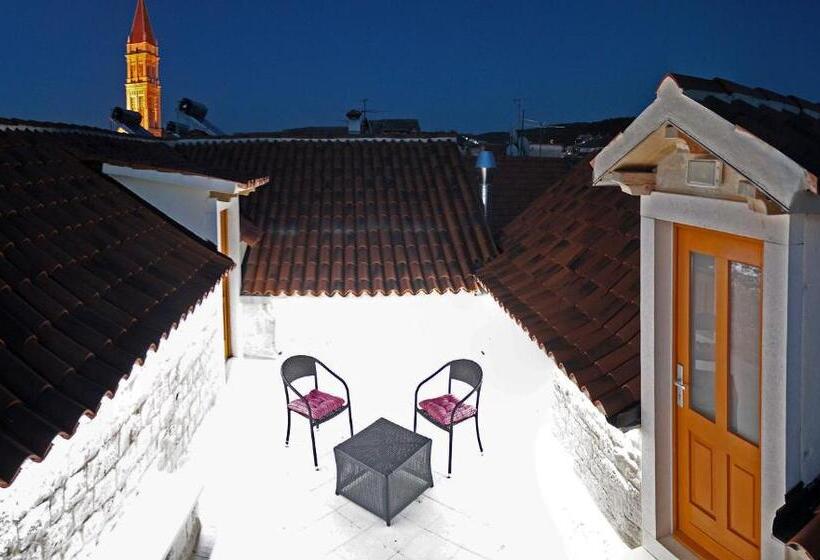 Suíte Familiar, Monika