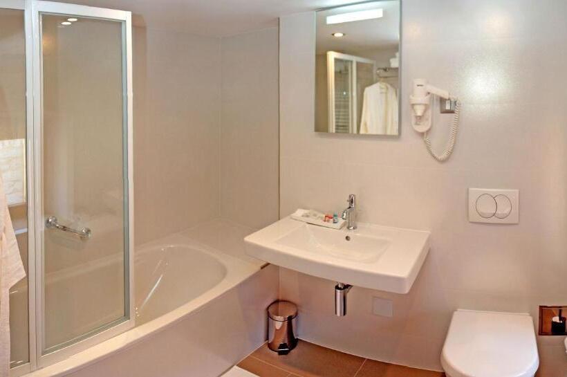 Suíte Familiar, Monika