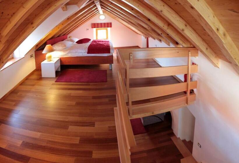Family Suite, Monika
