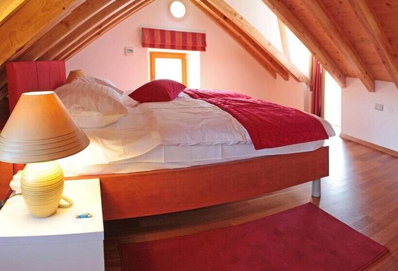 Suíte Familiar, Monika