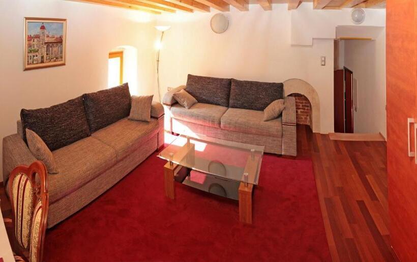 Suíte Familiar, Monika