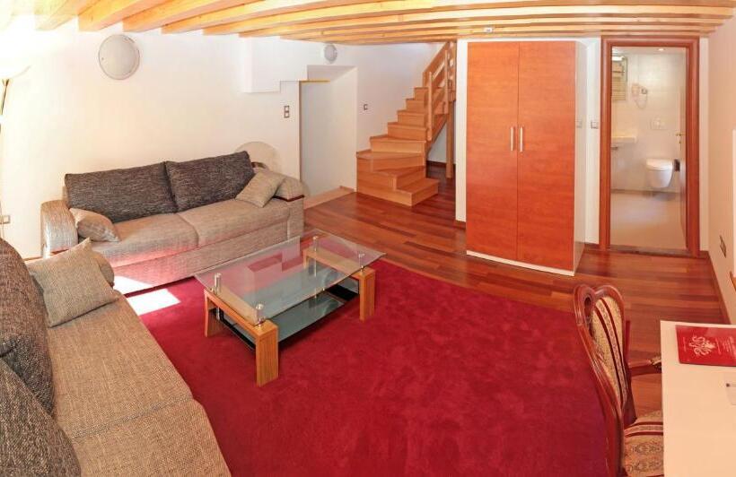 Suíte Familiar, Monika