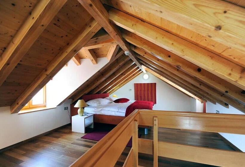 Suíte Familiar, Monika