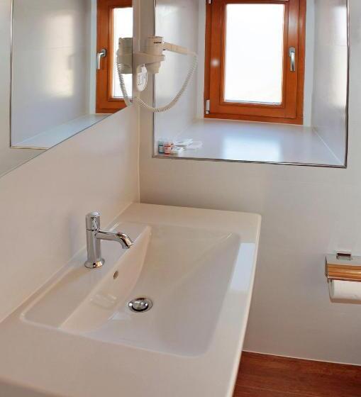 Suíte Júnior, Monika