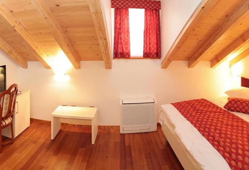 Suíte Júnior, Monika