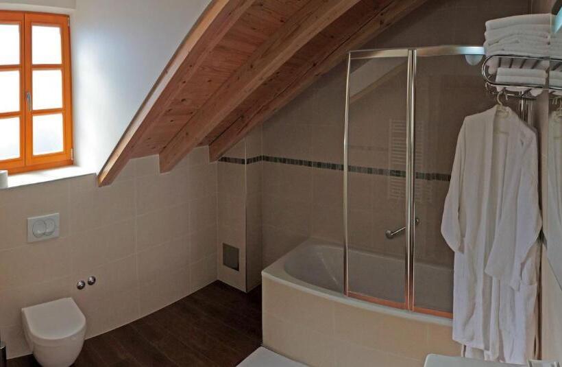 Suíte Deluxe, Monika