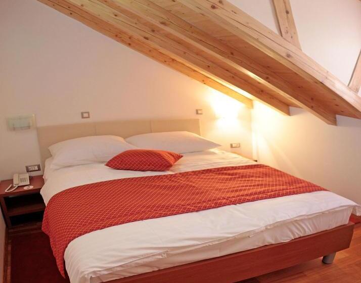 Suíte Deluxe, Monika