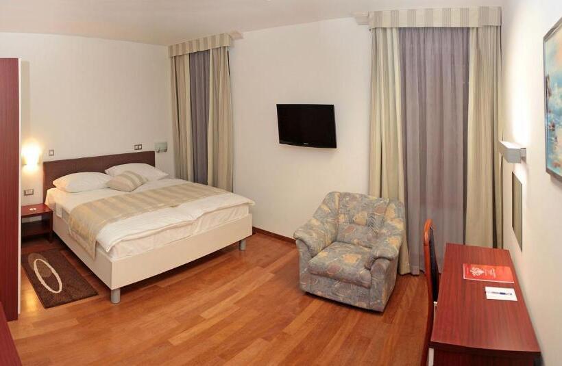 Quarto Superior, Monika