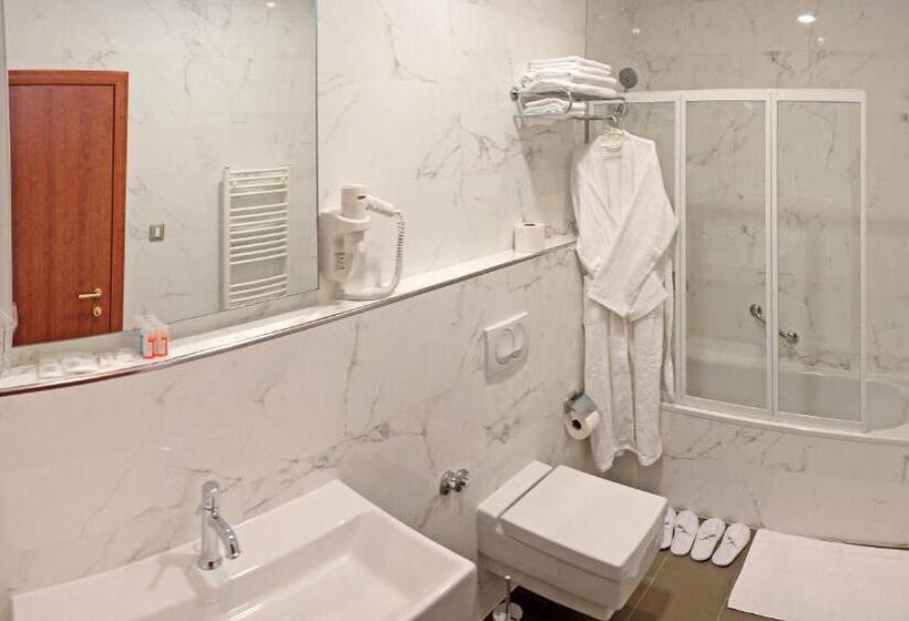 Quarto Superior, Monika