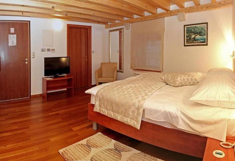 Quarto Superior, Monika