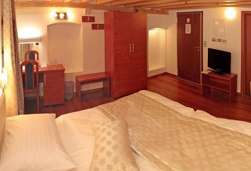 Quarto Superior, Monika